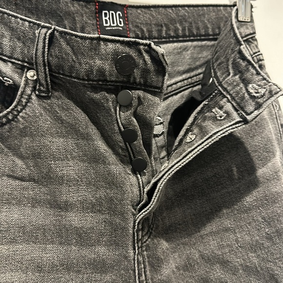 URBAN OUTFITTERS BDG SLIM STRAIGHT DISTRESSED JEANS - Picture 9 of 11